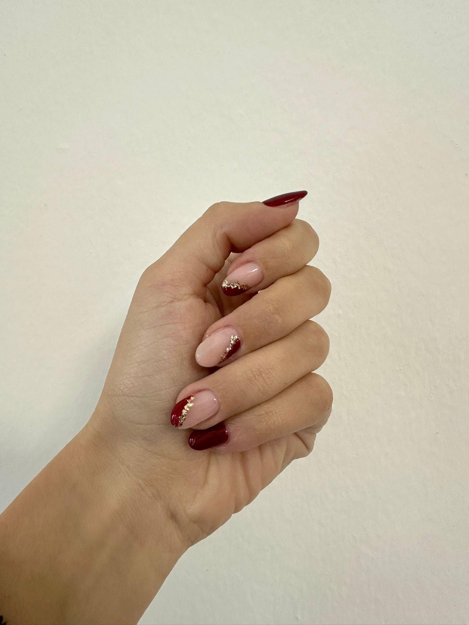 Nail art rossa con dettagli oro