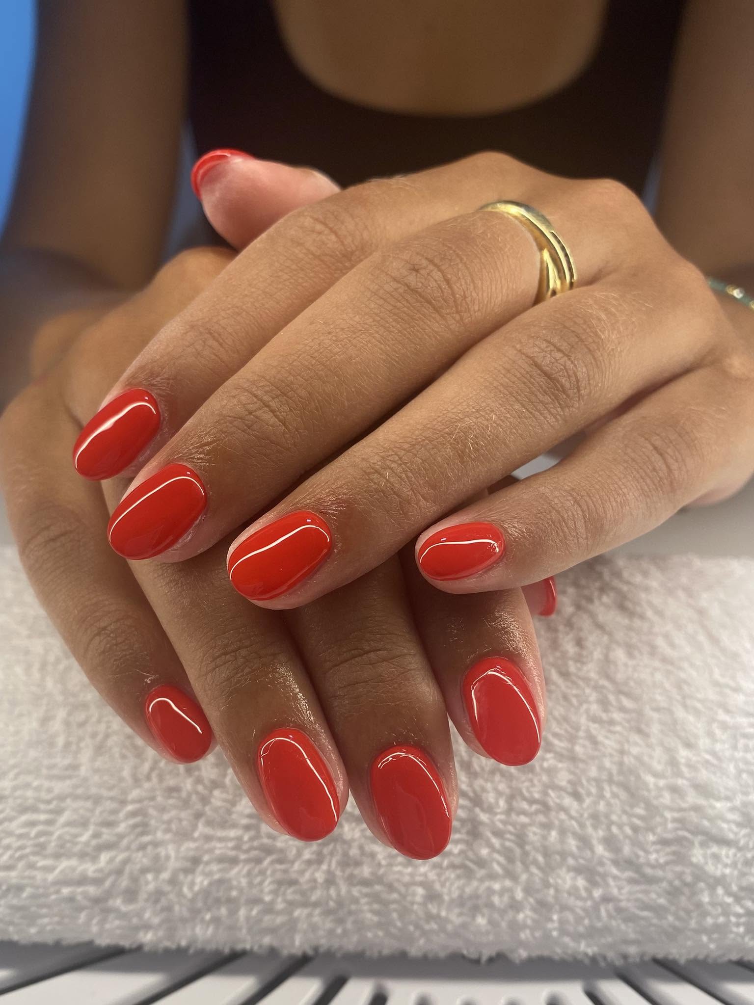 Manicure con smalto rosso