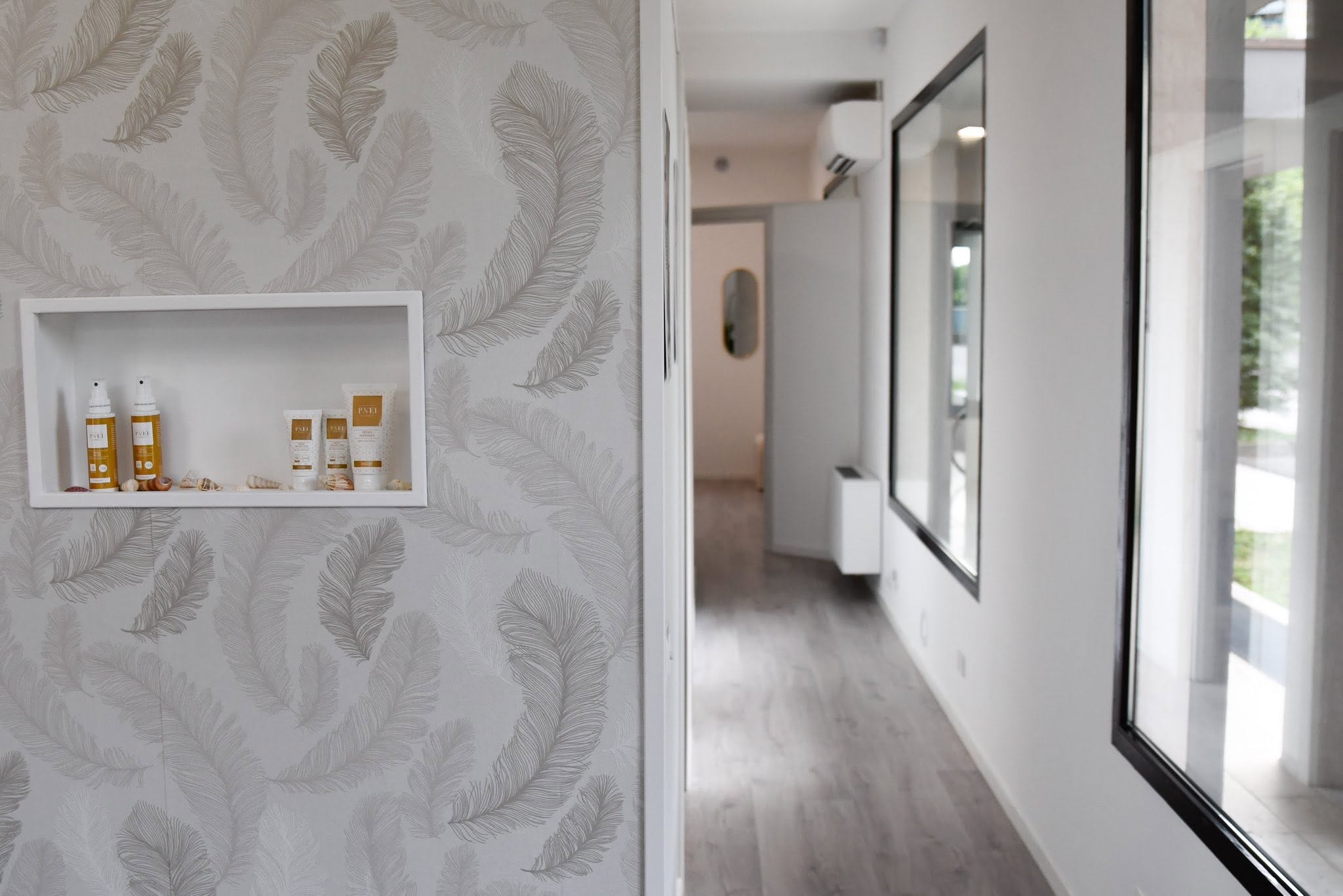 Il corridoio del centro con la nicchia dei prodotti PNEI Cosmesi